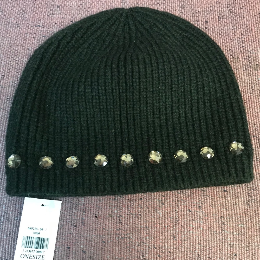 Chic beanie with jewel detail